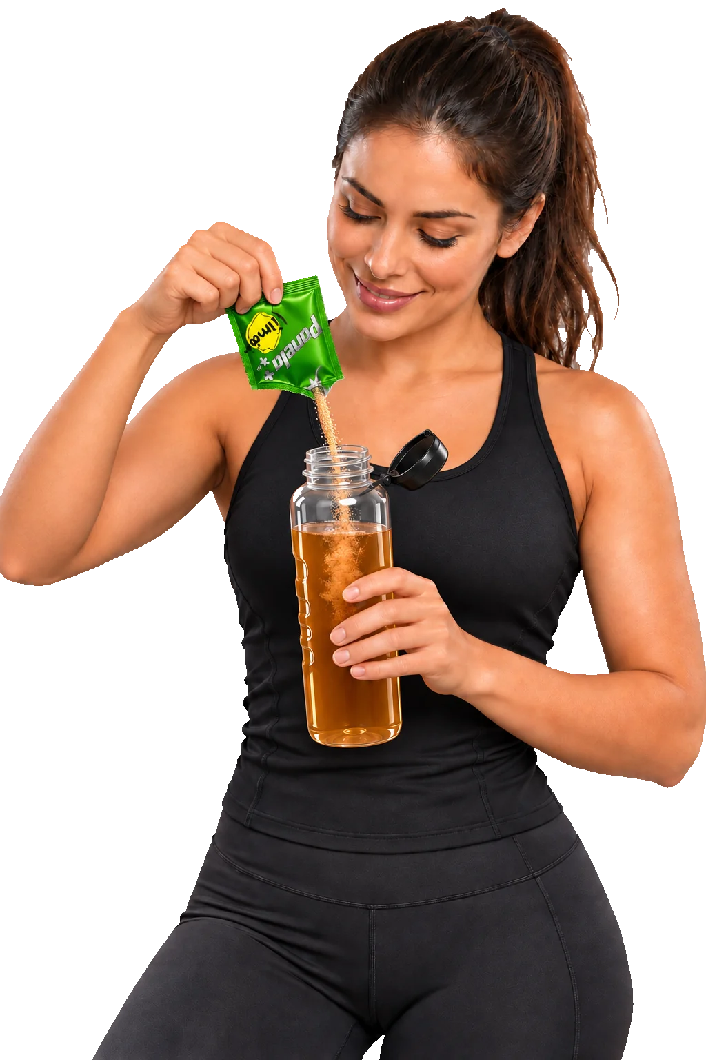 La misma atleta vierte el sobre en una botella deportiva transparente de 750 ml con bebida de color ámbar.